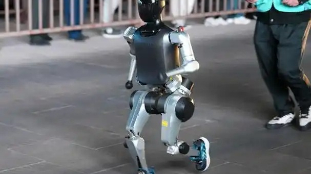 跑完“半马”,人形机器人何时“跑”进百姓家