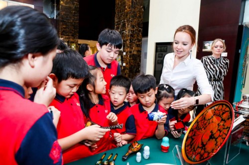 瑞思“文化智愿者”走进俄罗斯文化中心 向世界自信展现中华非遗魅力(图3) 瑞思“文化智愿者”走进俄罗斯文化中心 向世界自信展现中华非遗魅力(图3)